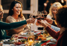 Dal pranzo in famiglia all’aperitivo con amici: come cambia il Natale degli italiani. Lo studio Sanpellegrino