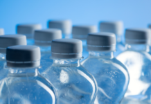 Tensioni in Medio Oriente, fornitori di plastica chiedono aumenti del 30%: nel mirino il prezzo dell’acqua minerale