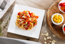 Pasta gluten free per l’estate: la ricetta con Fusilloni Farmo, pomodorini e mais